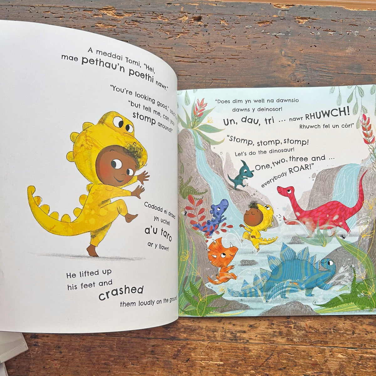 1, 2, 3, Dawnsio Dawns y Deinosor / 1, 2, 3, Do the Dinosaur (Preloved)
