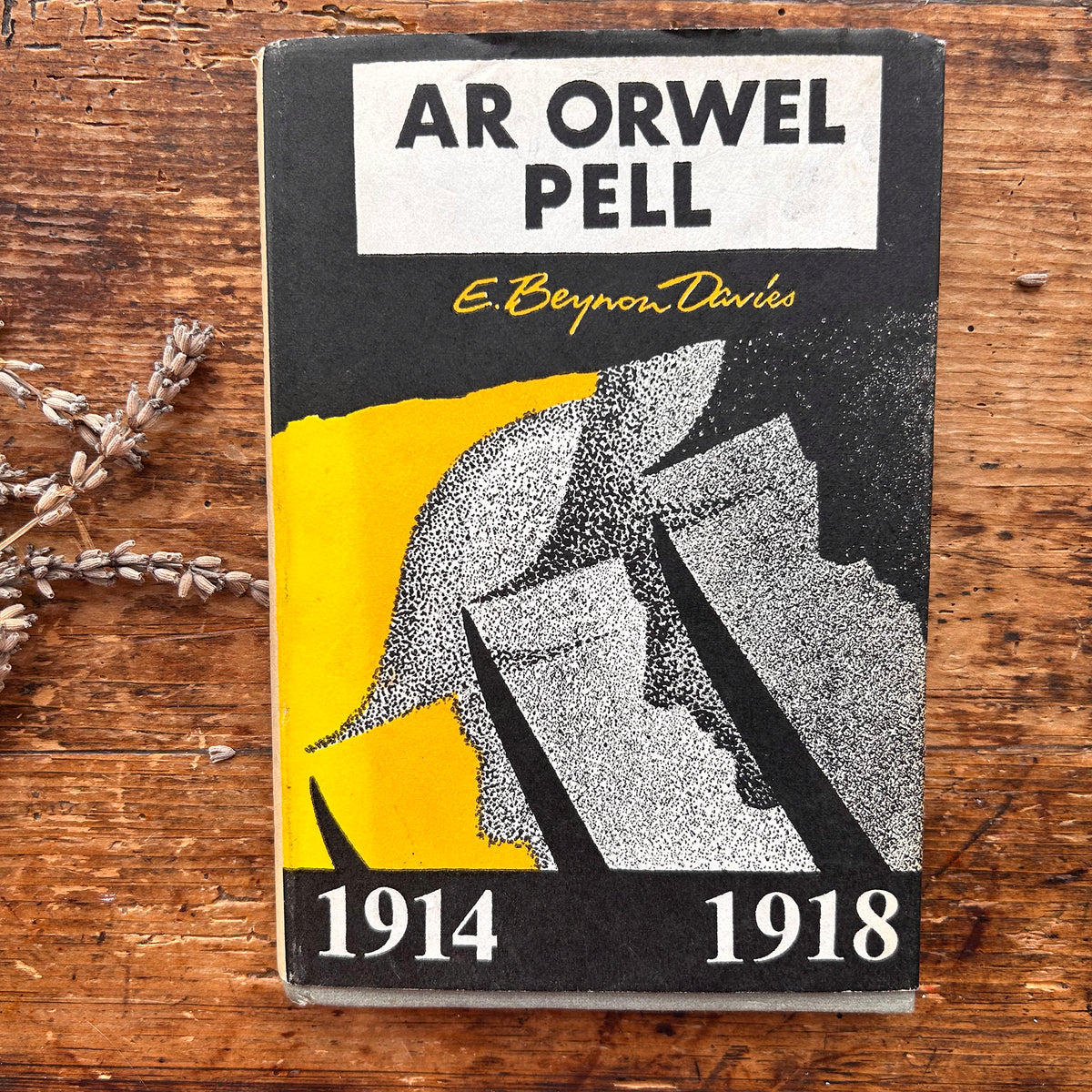 Ar Orwel Pell - 1914-1918 - E. Beynon Davies - 1965 1st edition (Preloved)