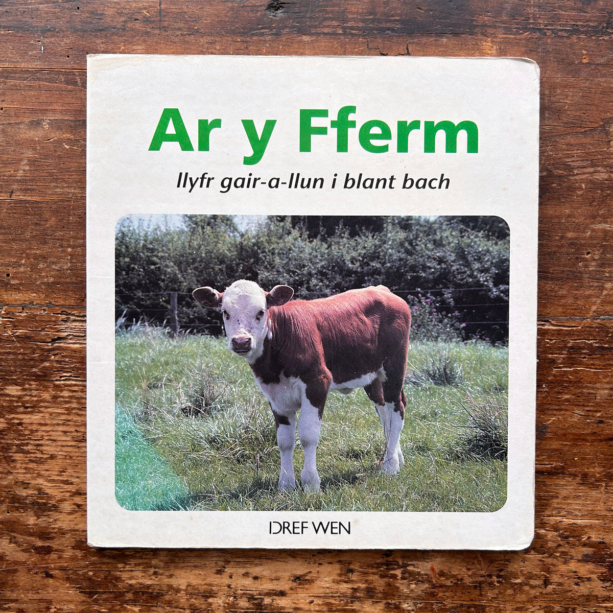 Ar y Fferm - llyfr gair-a-llun i blank bach (Preloved)