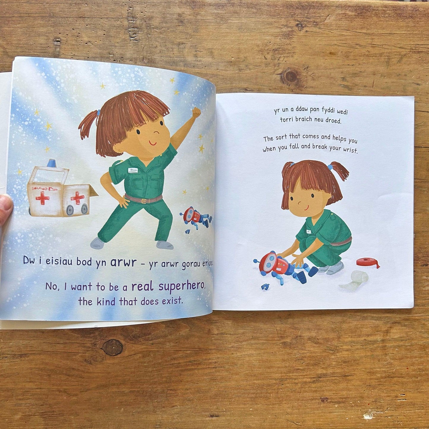 Arwyr Go Iawn / Real Superheroes (Preloved)