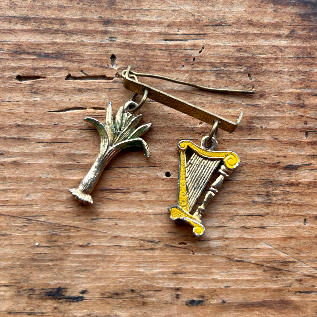 Bathodyn Pin / Broetsh - Enamel - Hen Ffasiwn - Draig Gymreig (Wedi'i Ail-law)