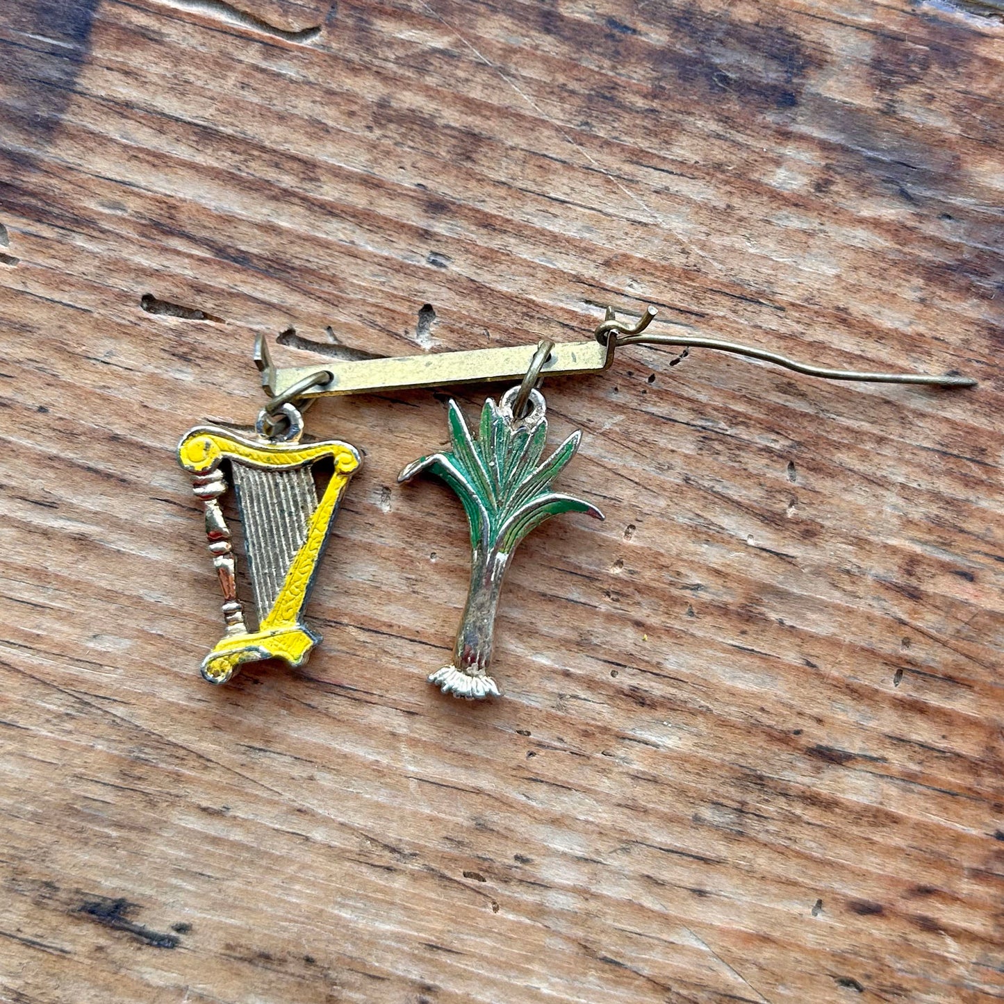 Bathodyn Pin / Broetsh - Enamel - Hen Ffasiwn - Draig Gymreig (Wedi'i Ail-law)