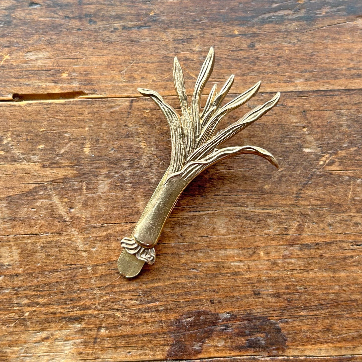 Cap / Beret Badge - Vintage Brass - Welsh Guards Leek (Preloved)