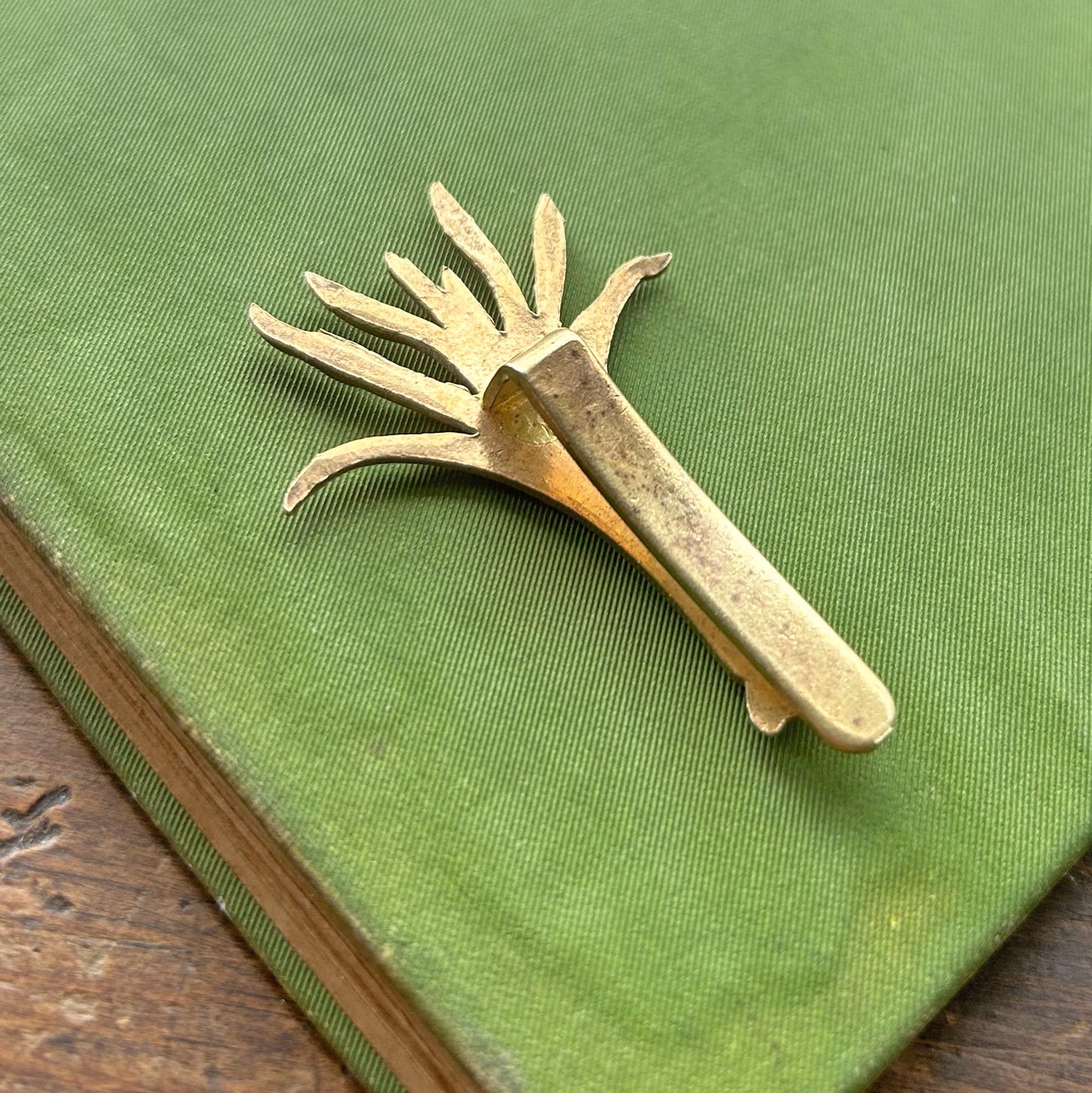 Cap / Beret Badge - Vintage Brass - Welsh Guards Leek (Preloved)