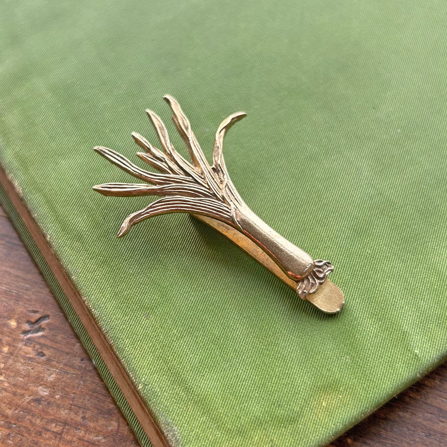 Cap / Beret Badge - Vintage Brass - Welsh Guards Leek (Preloved)
