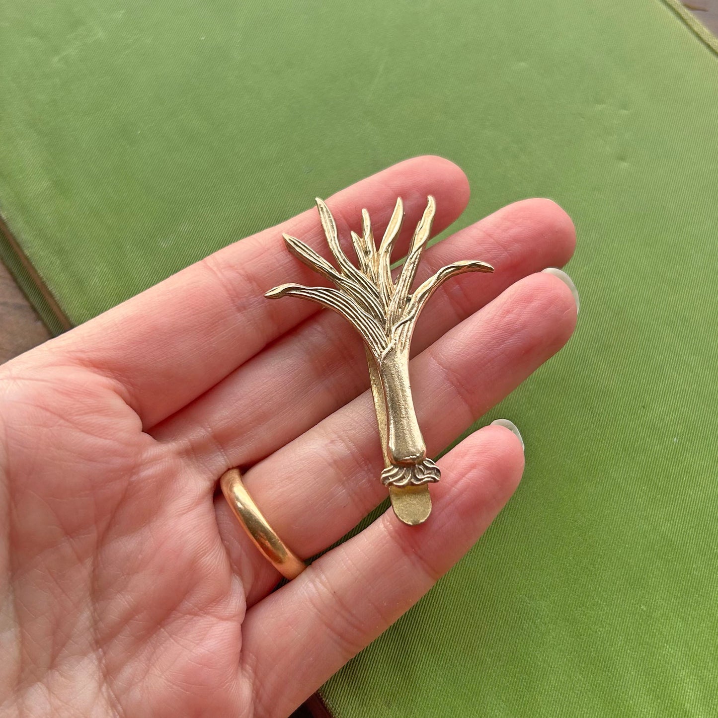 Cap / Beret Badge - Vintage Brass - Welsh Guards Leek (Preloved)