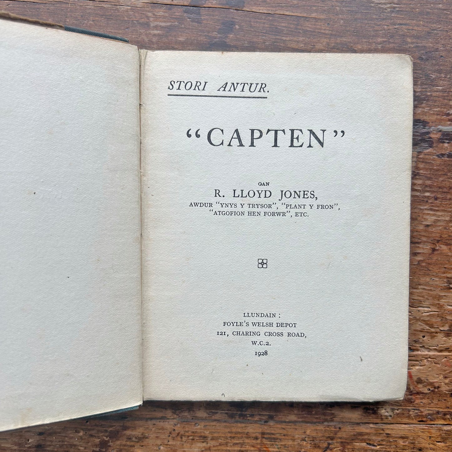 Capten - R. Lloyd Jones - 1928 (Preloved)