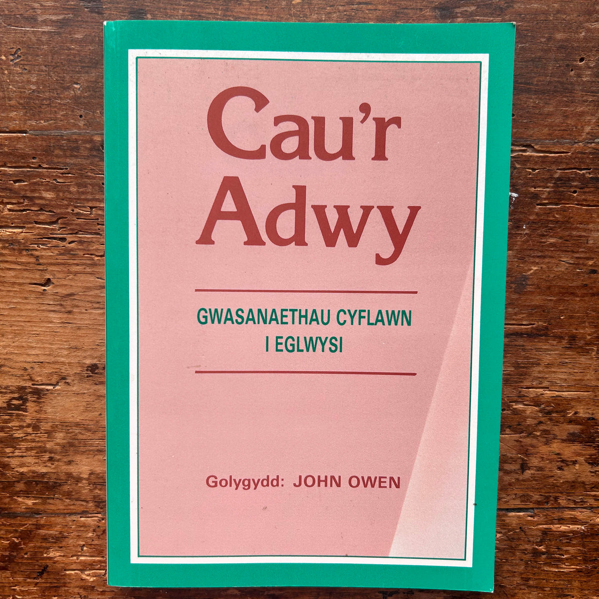Triongl Cymru - UFOs yng Nghymru - Peter Paget (Wedi'i Garu ymlaen llaw)