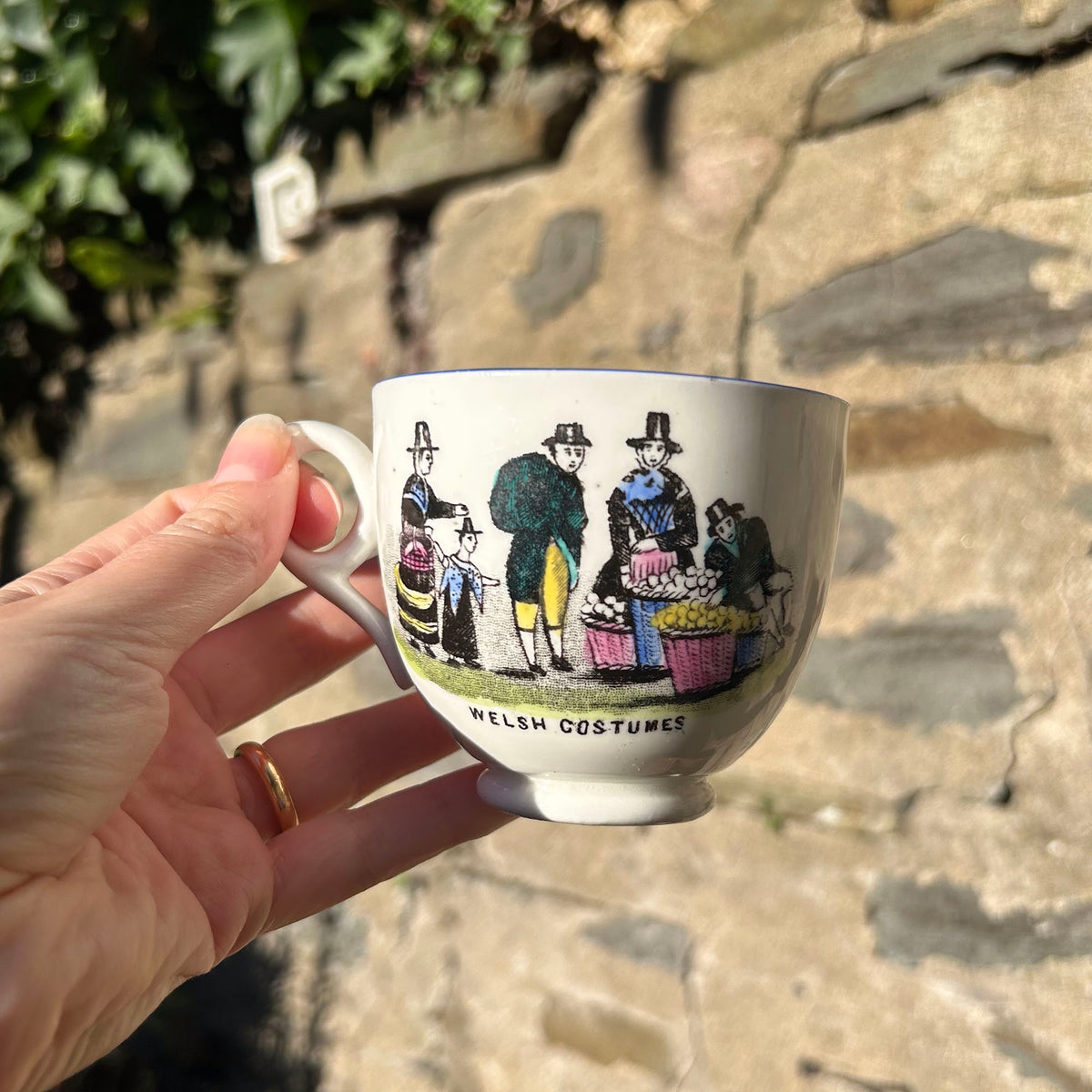 Cwpan a Souser - Gwisgoedd Cymreig - Cofrodd Antique (Preloved)