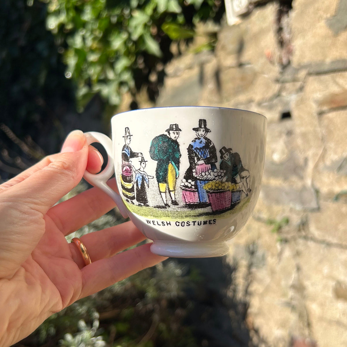 Cwpan a Souser - Gwisgoedd Cymreig - Cofrodd Antique (Preloved)