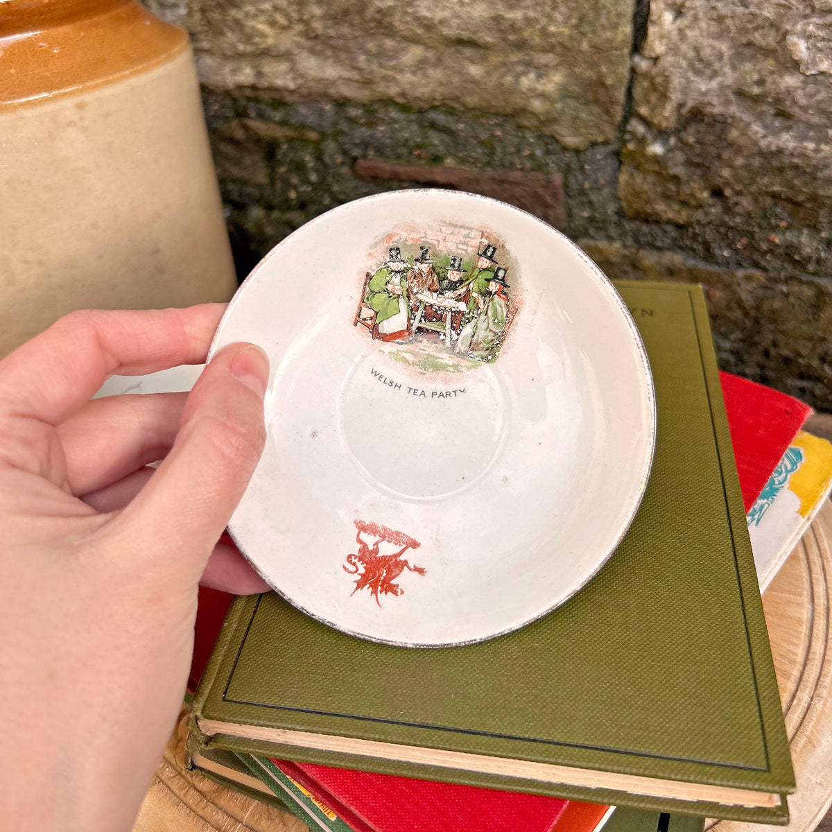 Jwg Cregyn - Gwisgoedd Cymreig - Parti Nyddu Cymru - Cofrodd Hynafol (Wedi'i Ail-law)