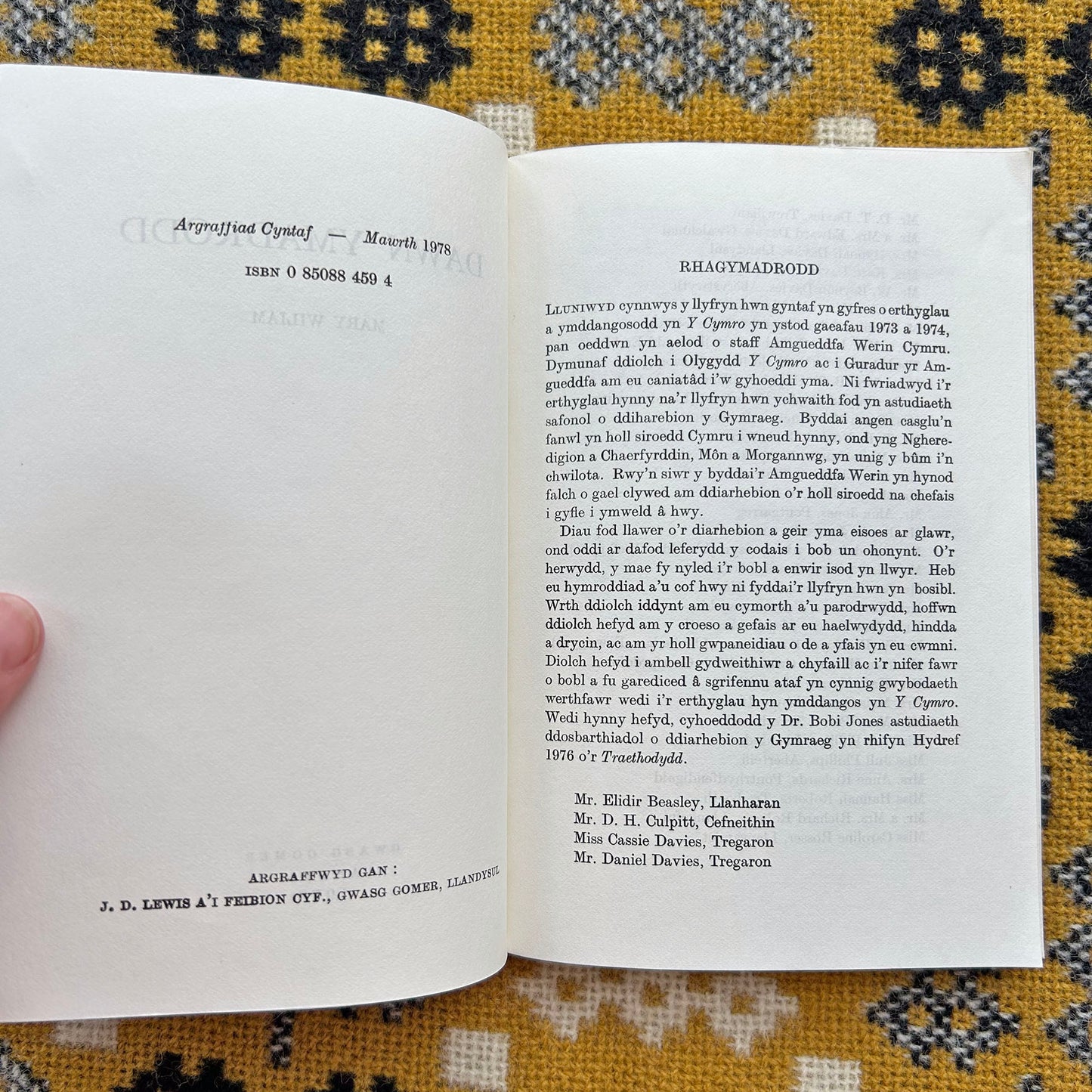 Dawn Ymadrodd - Welsh idioms and phrases- Mary William - 1978 - Signed (Preloved)