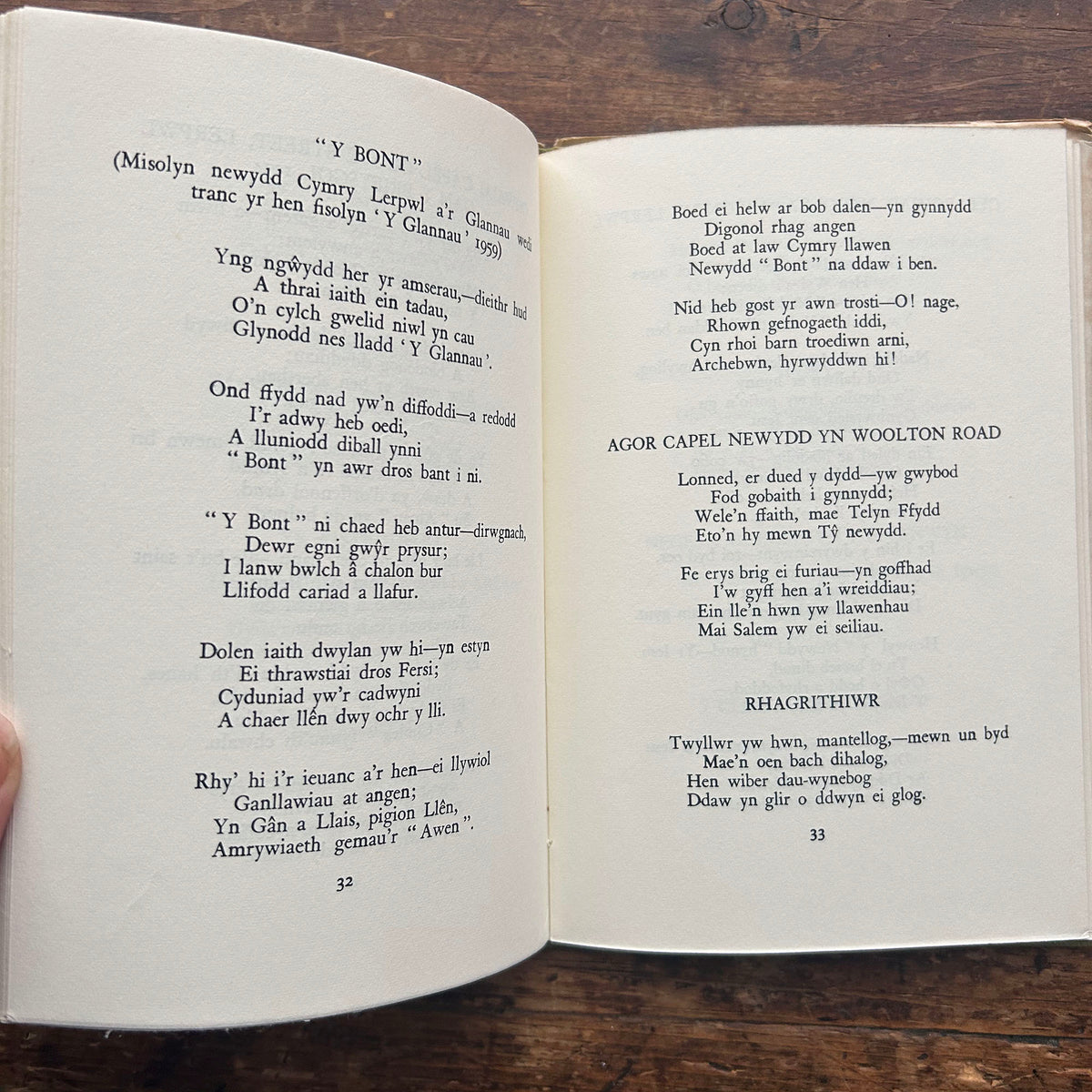 Dolanog - gydag Englynion a Cherddi Eraill - R. J. Roberts - 1967 (Preloved)