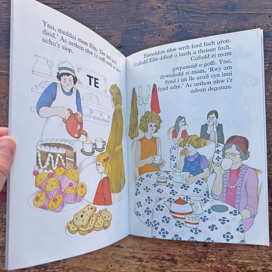 Elin Wyn yn Siopa - John Kershaw - 1982 (Preloved)