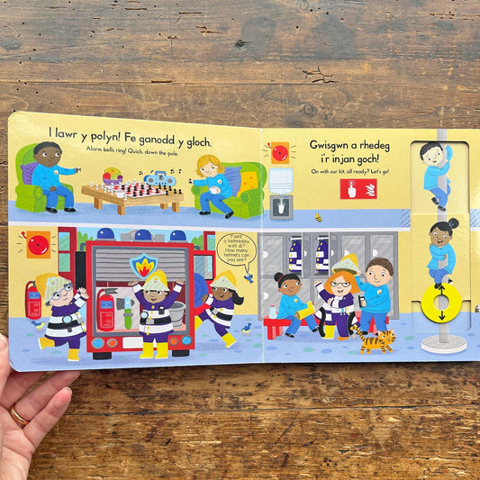 Gorsaf Dân Brysur: Busy Fire Station - Push, Pull and Turn (Preloved)