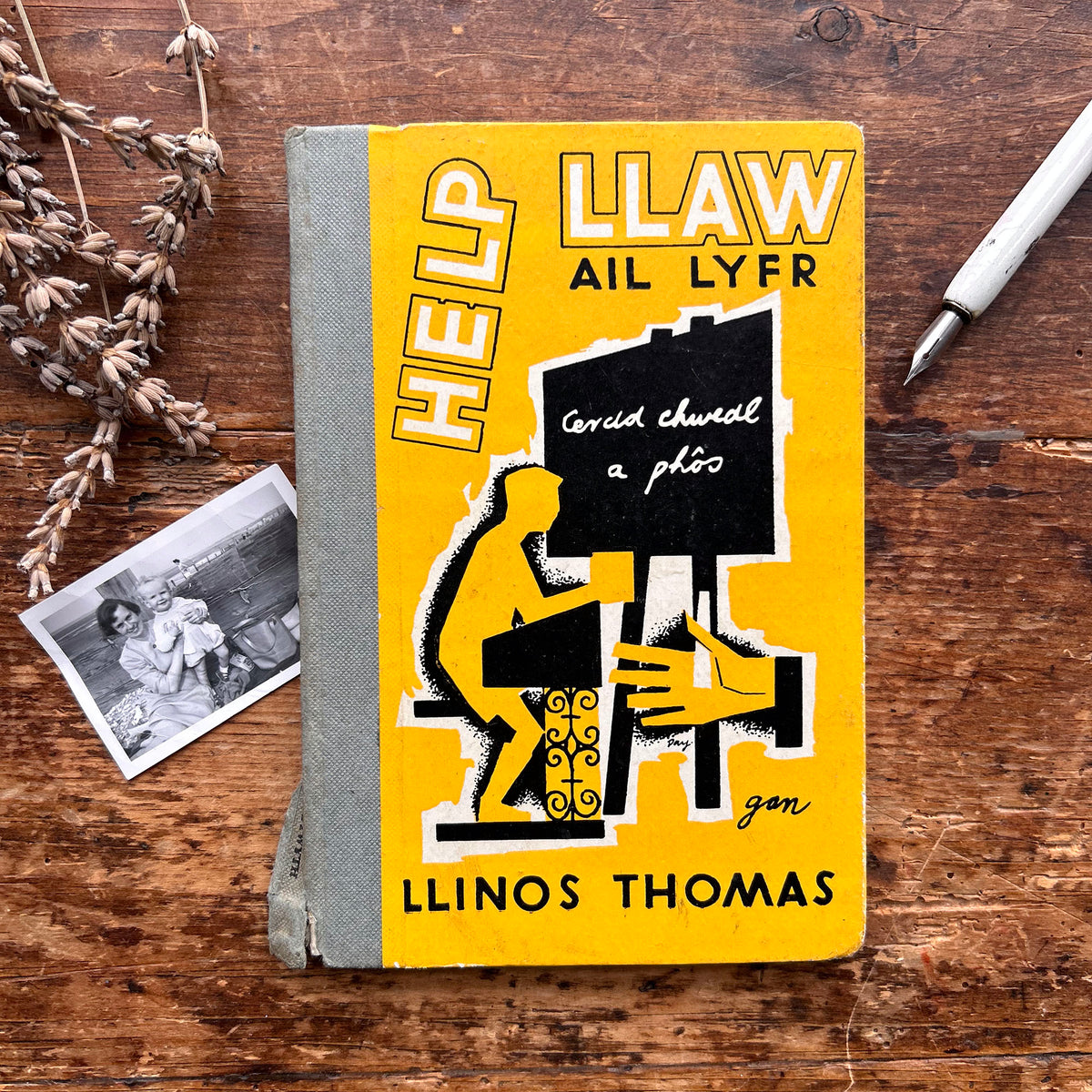 Help Llaw - Ail Lyfr - Cerdd, Chwedly a Phos - Llinos Thomas - 1960 (Preloved)