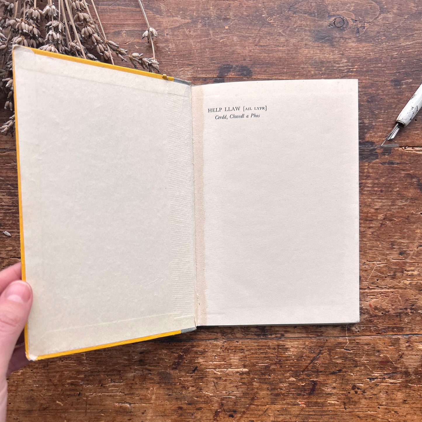 Help Llaw - Ail Lyfr - Cerdd, Chwedly a Phos - Llinos Thomas - 1960 (Preloved)