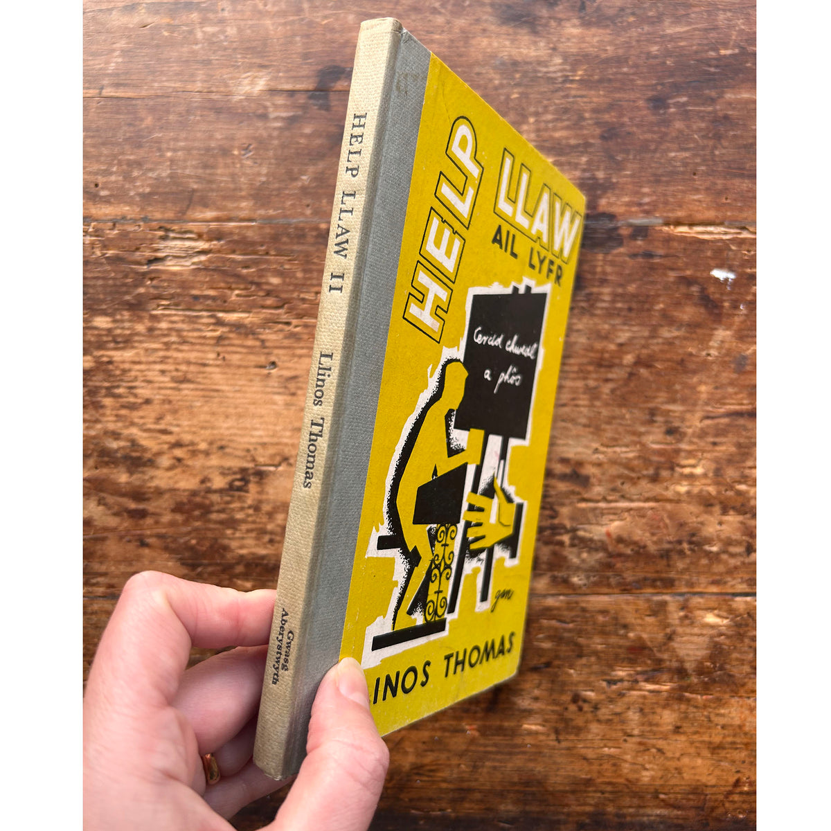 Help Llaw - Ail Lyfr - Cerdd, Chwedly a Phos - Llinos Thomas - 1962 (Preloved)