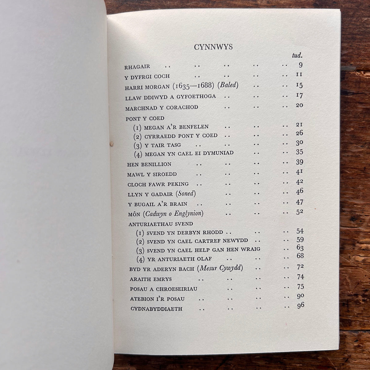 Help Llaw - Ail Lyfr - Cerdd, Chwedly a Phos - Llinos Thomas - 1962 (Preloved)