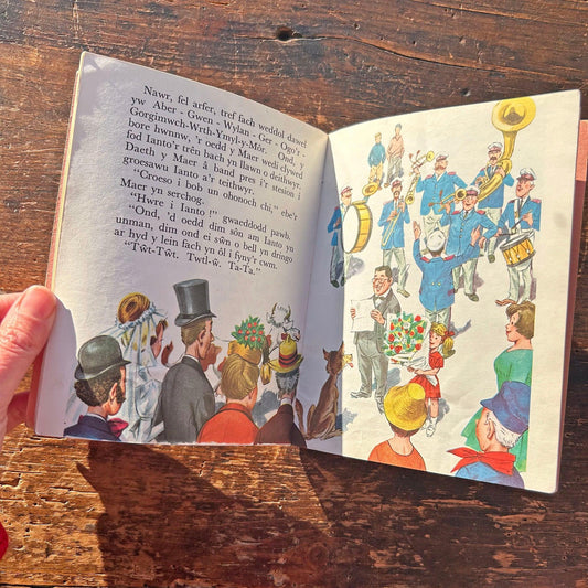 Ianto - Y Tren Twt Twt - Vintage Welsh Book (Preloved)