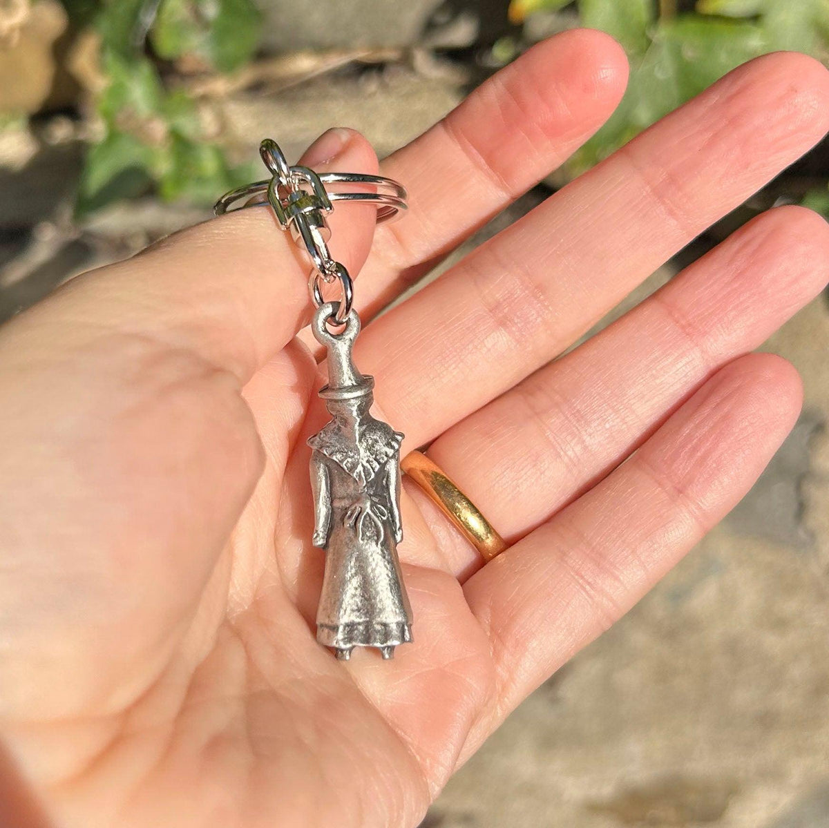 Keyring / Key Chain - Pewter - Welsh Lady