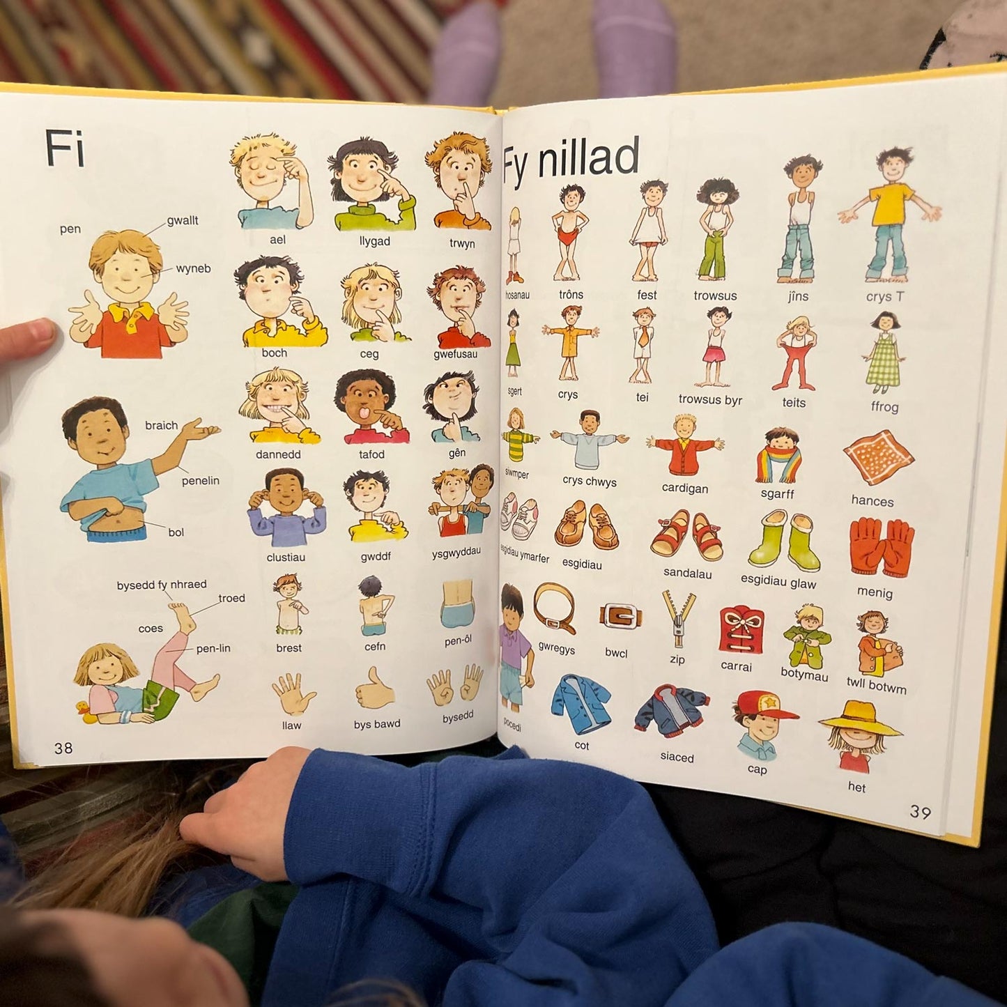 Y Geiriadur Lliwgar / First Thousand Words in Welsh