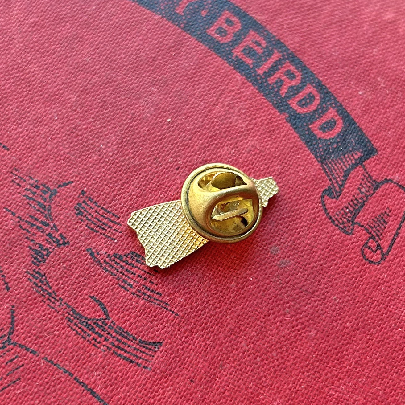 Bathodyn Pin Lapel / Broetsh - Hen Ffasiwn - Little Welsh Lady (Wedi'i Ail-law)