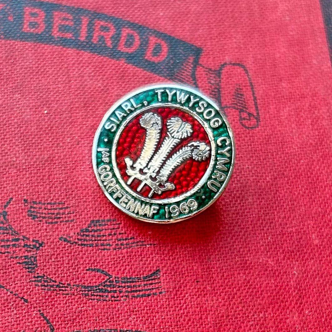 Lapel Pin / Badge - Vintage - Fleur de Lis - Siarl Tywysog Cymru 1969 (Preloved)