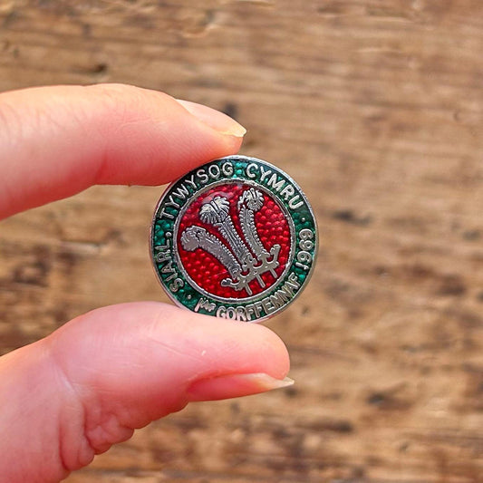 Lapel Pin / Badge - Vintage - Fleur de Lis - Siarl Tywysog Cymru 1969 (Preloved)