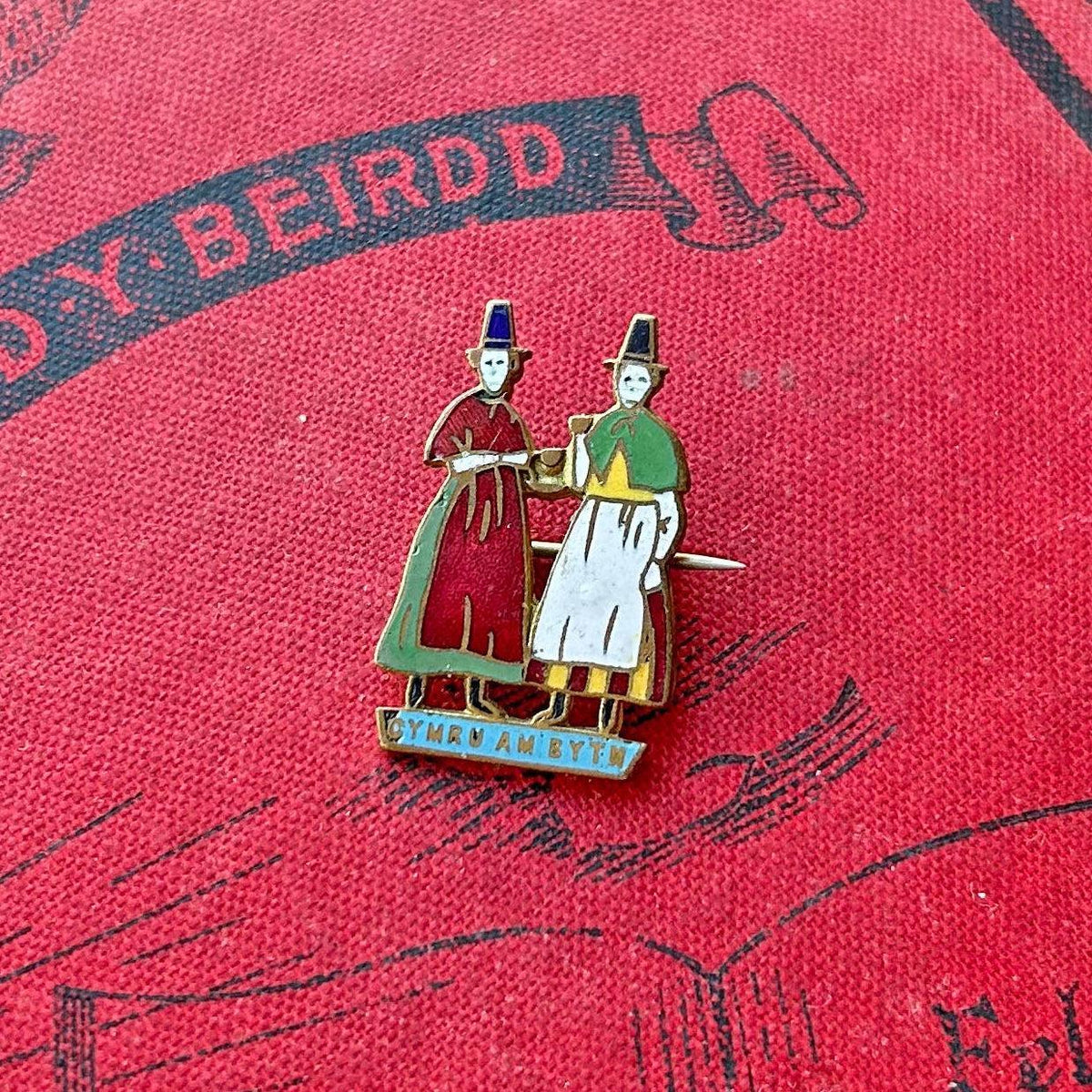 Lapel Pin Badge / Brooch - Vintage - Welsh Ladies - Cymru Am Byth (Preloved)