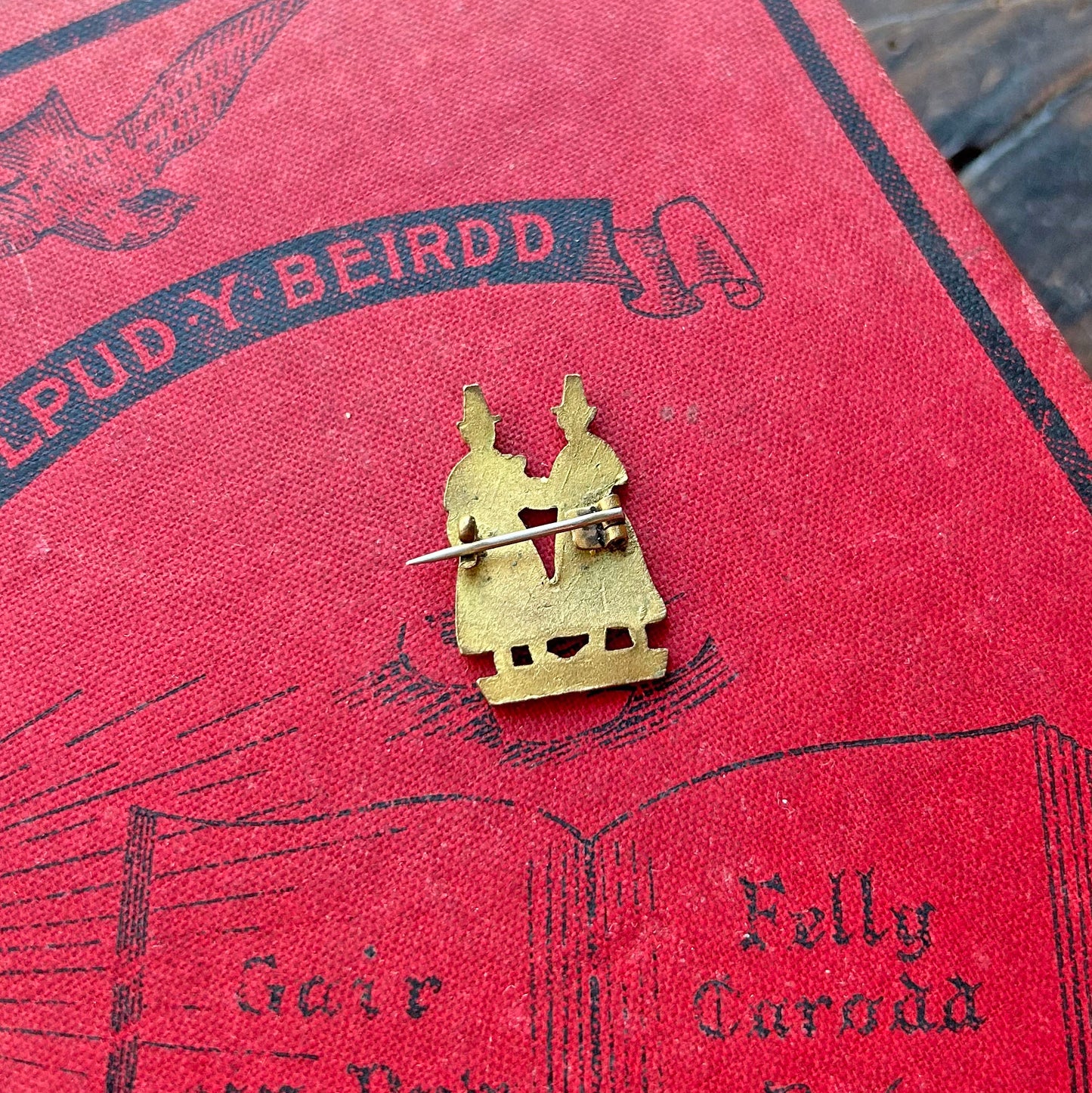 Bathodyn Pin Lapel / Broetsh - Hen Ffasiwn - Merched Cymru - Cymru Am Byth (Wedi'i Ail-law)