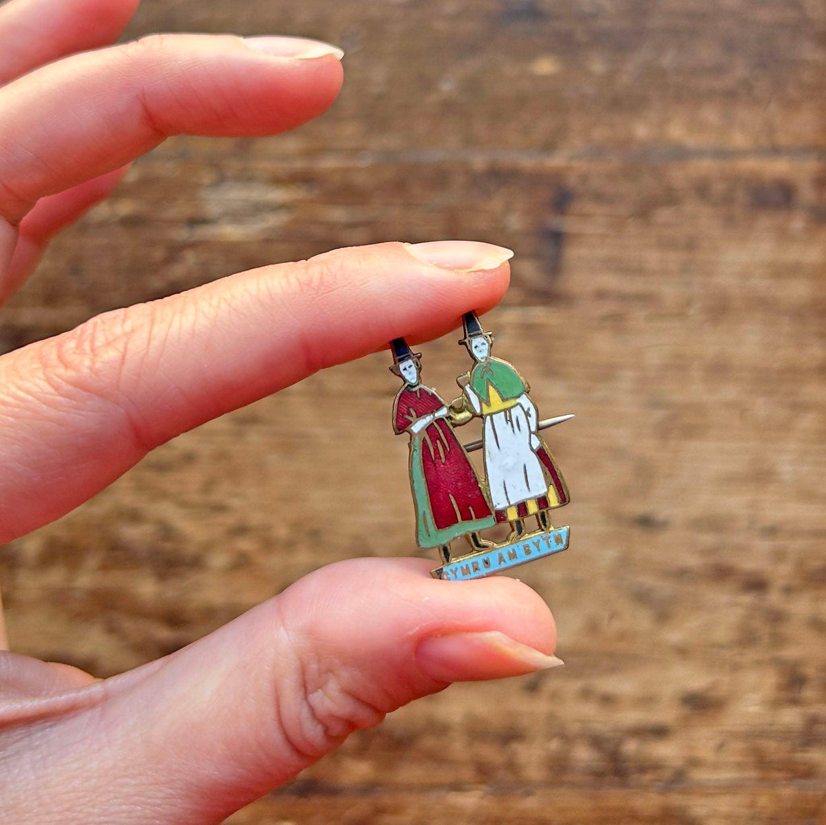 Lapel Pin Badge / Brooch - Vintage - Welsh Ladies - Cymru Am Byth (Preloved)