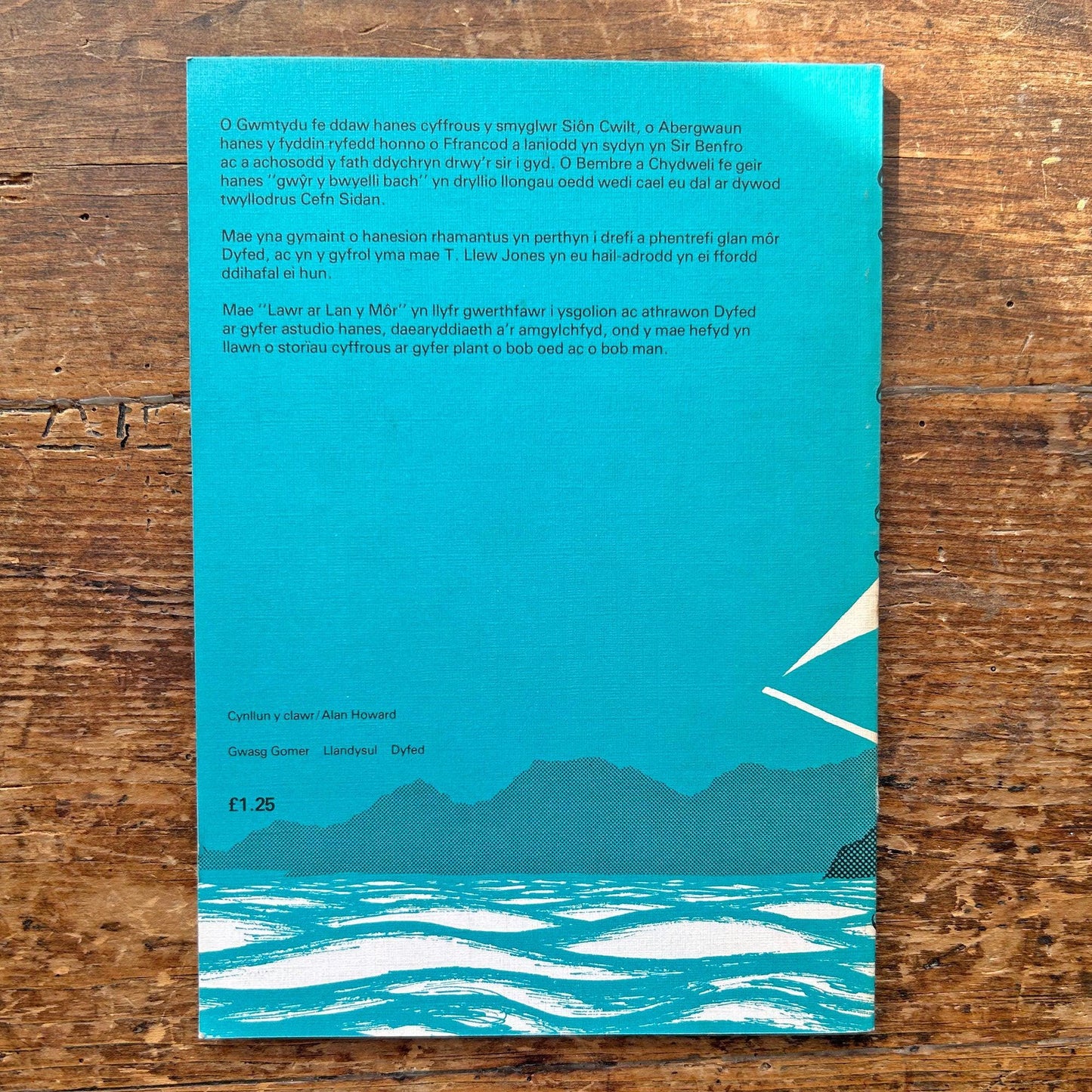 Lawr ar Lan y Môr - T. Llew Jones 1977 1st ed. (Preloved)