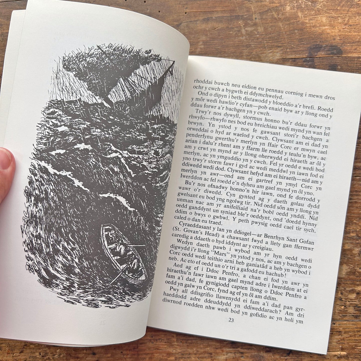 Lawr ar Lan y Môr - T. Llew Jones 1977 1st ed'n. (Anwylyd)