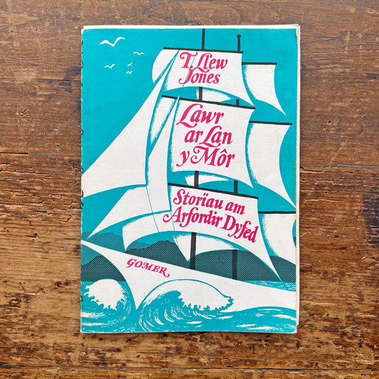 Lawr ar Lan y Môr - T. Llew Jones 1977 1st ed'n. (Anwylyd)