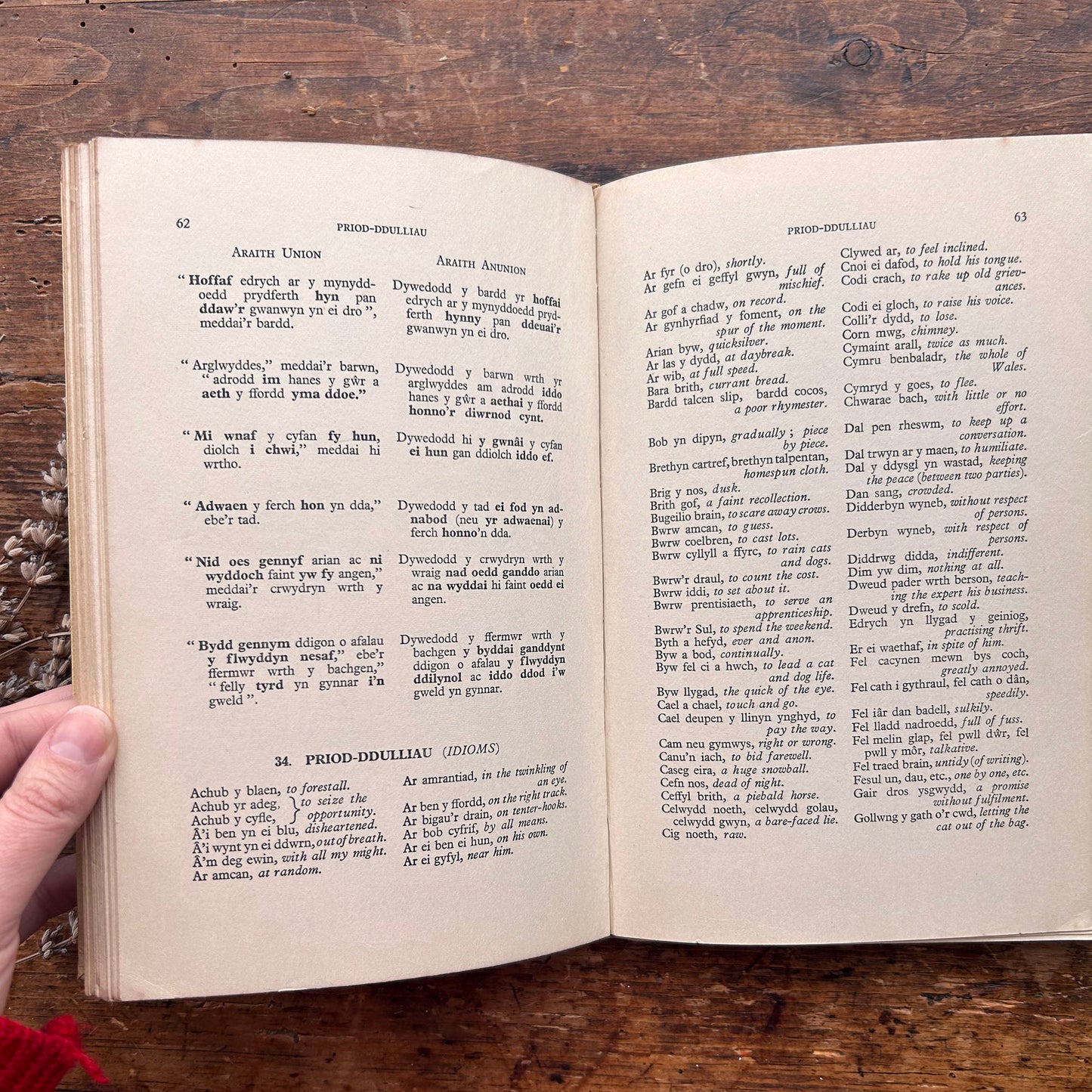 Llwybrau'r Iaith - H. Meurig Evans - 1961 1st ed. (Preloved)