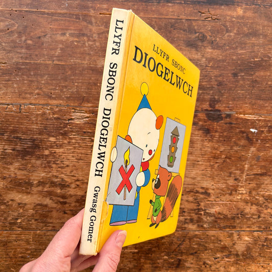 Llyfr Sbonc - Diogelwch - 1981 (Preloved)