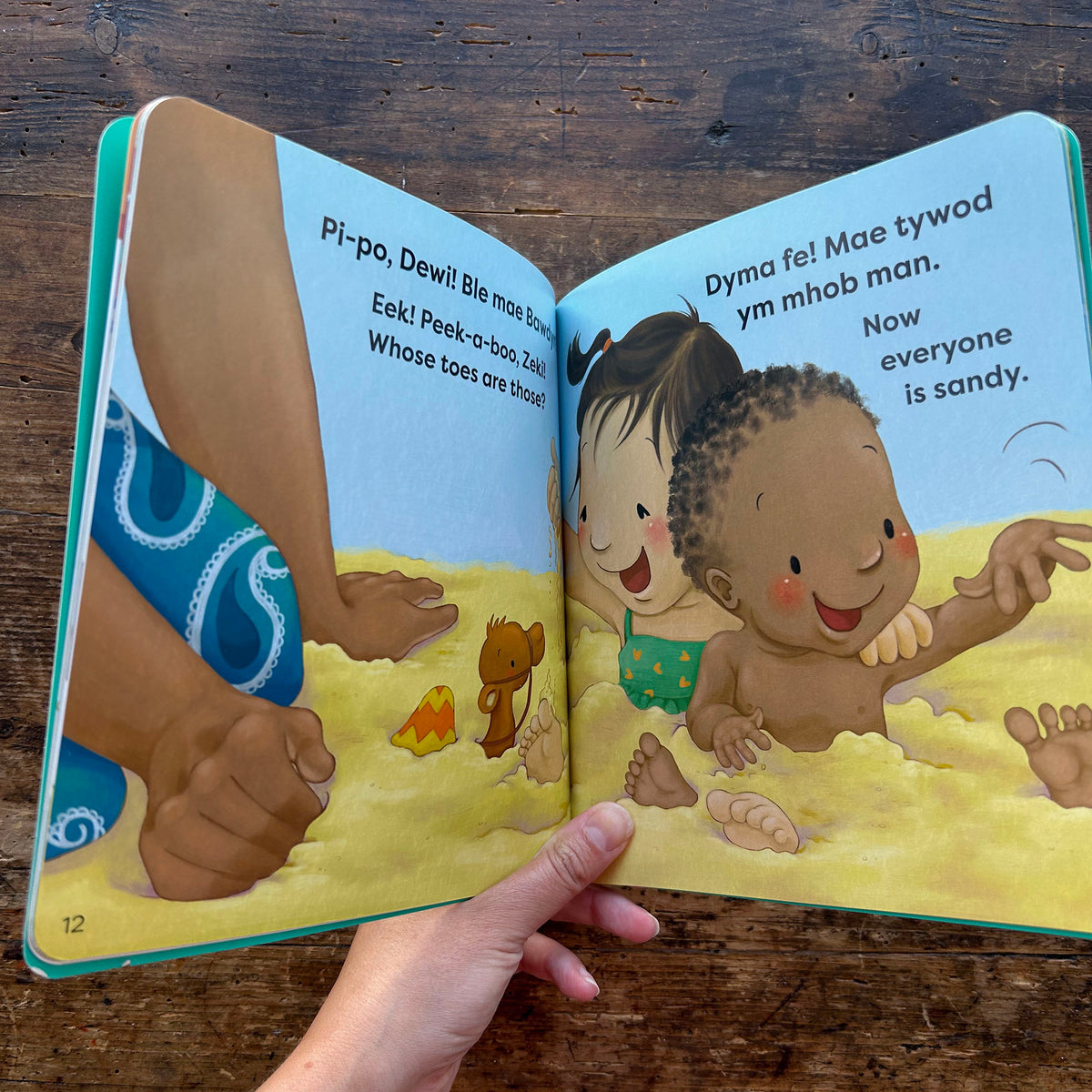 Mae Dewi yn Mynd i'r Parc / Zeki Goes to the Park (Preloved)