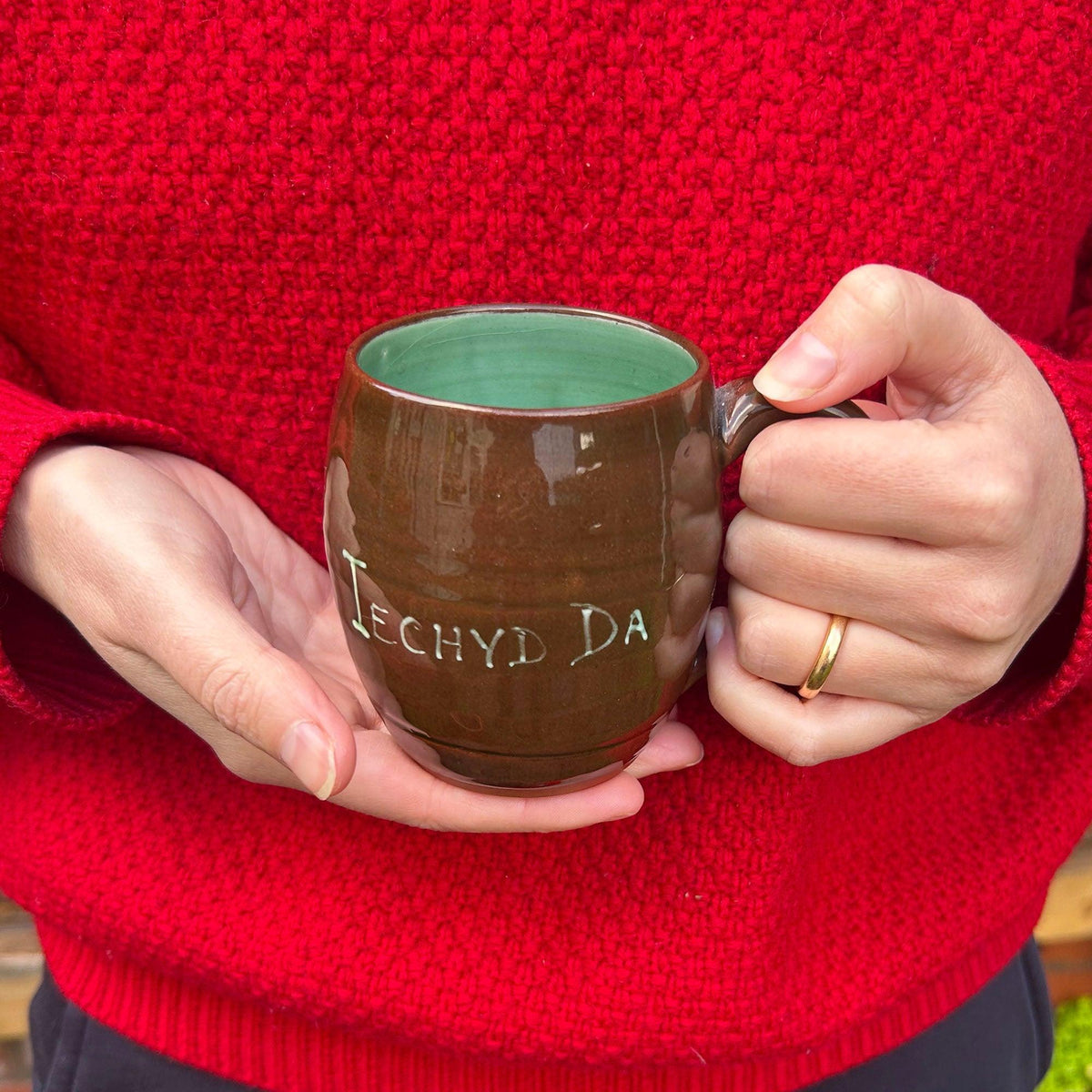Mwg - Crochendy Stiwdio Cymraeg - Iechyd Da (Preloved)