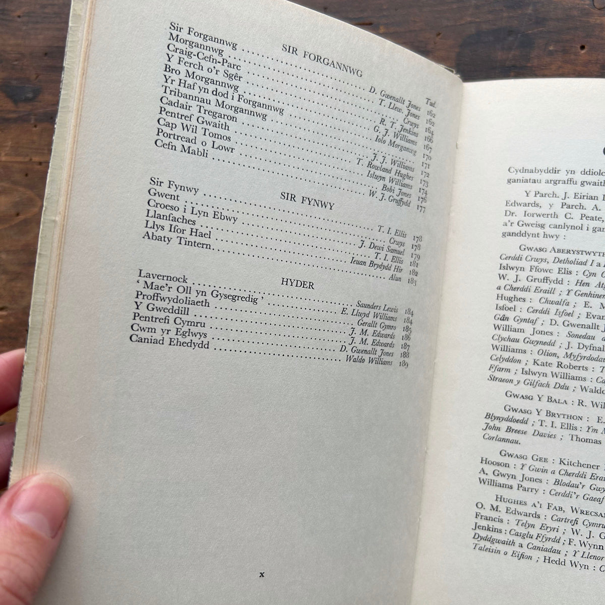 O Fôn i Fynwy - Rhyddiaith a Barddoniaeth - John Davies 1962 (Preloved)