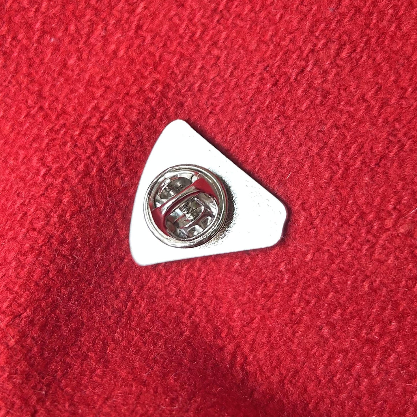 Pin Badge / Brooch - Silver Metal - Welsh Speaker / Cymraeg