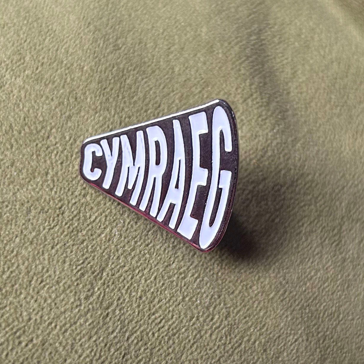 Pin Badge / Brooch - Silver Metal - Welsh Speaker / Cymraeg