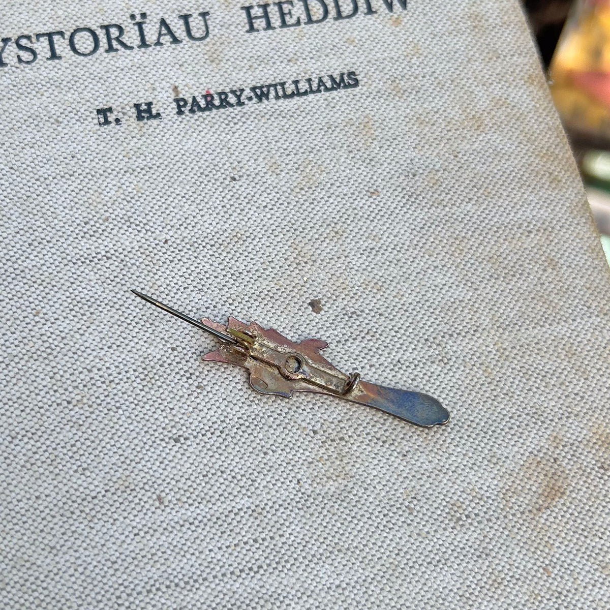 Bathodyn Pin / Broetsh - Metel Enamel Hen Ffasiwn - Cenhinen Gymreig (Wedi'i Ail-law)