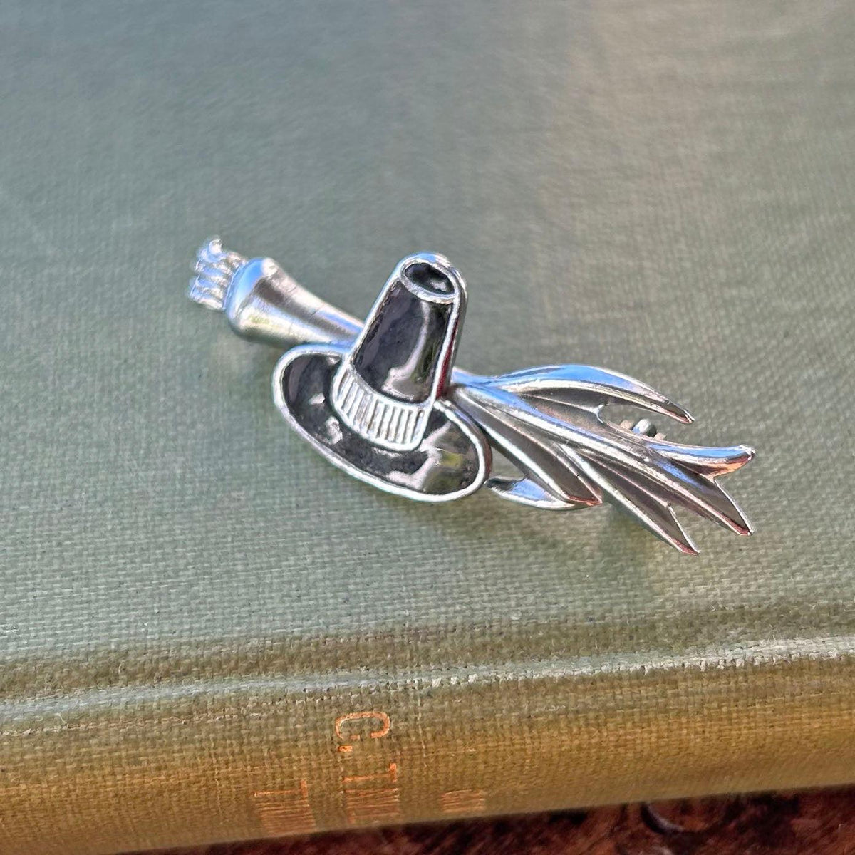 Pin Badge / Brooch - Vintage - Welsh Lady Hat and Leek - Mizpah (Preloved)