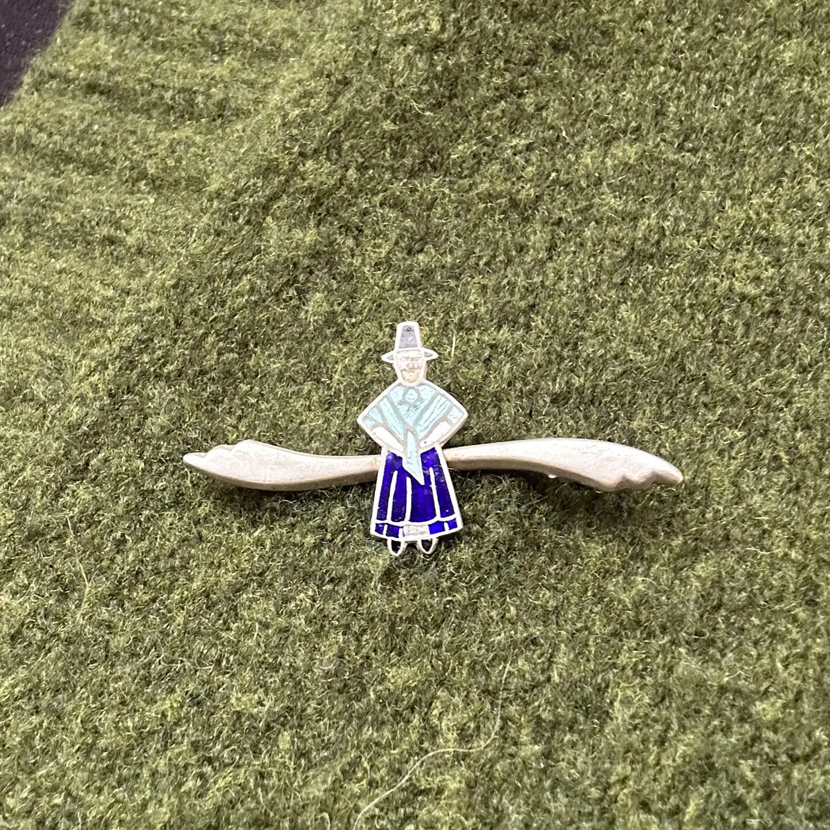 Pin / Broetsh - Hen / Hen - Arian - Menyw Gymreig (Wedi'i Ail-garu)