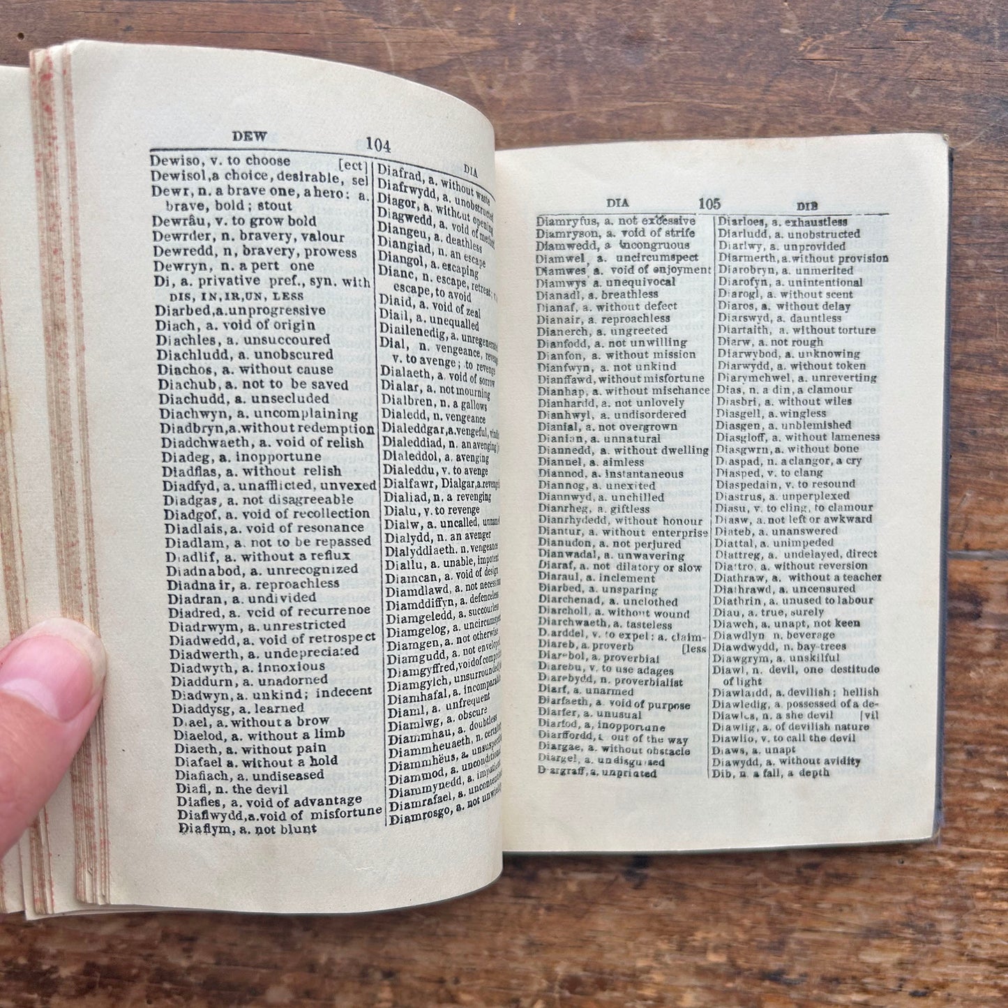 Pocket Dictionary / Geiriadur Llogell - Richards Welsh & English - Antique (Preloved)