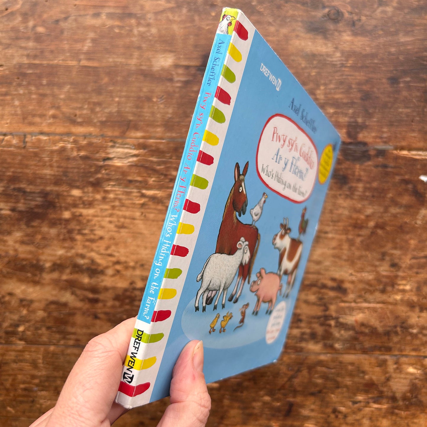 Pwy Sy'n Cuddio ar y Fferm: Who's Hiding on the Farm (Preloved)