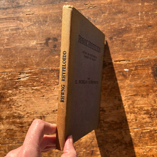 Rhwng Rhyfeloedd - Stori am Ddechreu'r Ganrif O'r Blaen - E. Morgan Humpreys 1924 (Preloved)