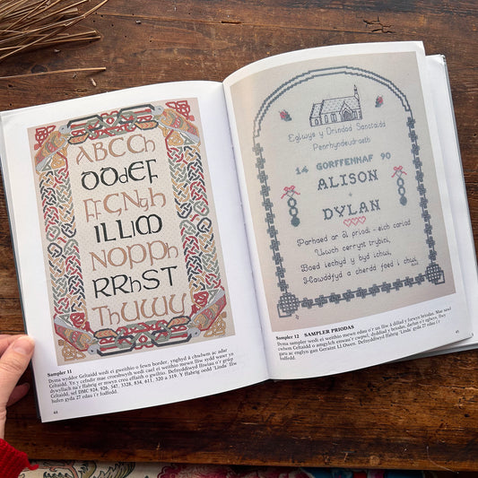 Sampleri Cymreig - Welsh Samplers - Joyce Jones - 1993 (Preloved)