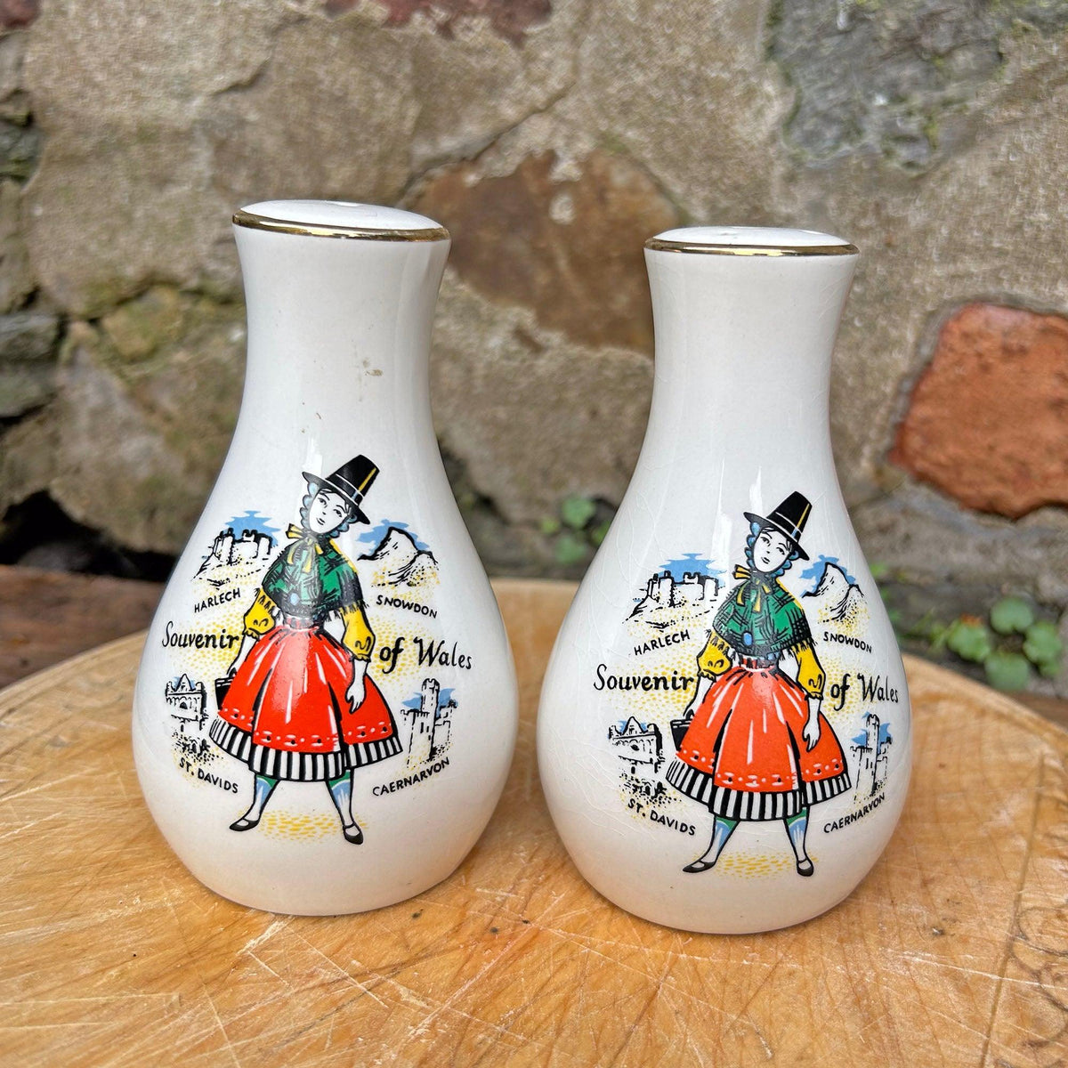 Ysgydwyr / Potiau - Halen a phupur - Welsh Lady - Hen Ffasiwn (Wedi'i Ail-law)